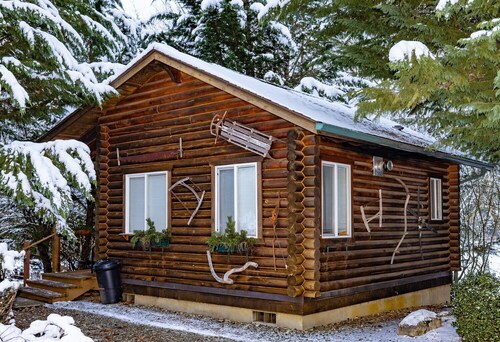 Welcome to your year-round mountain getaway and historic ranch in the foothills of the North Cascades!