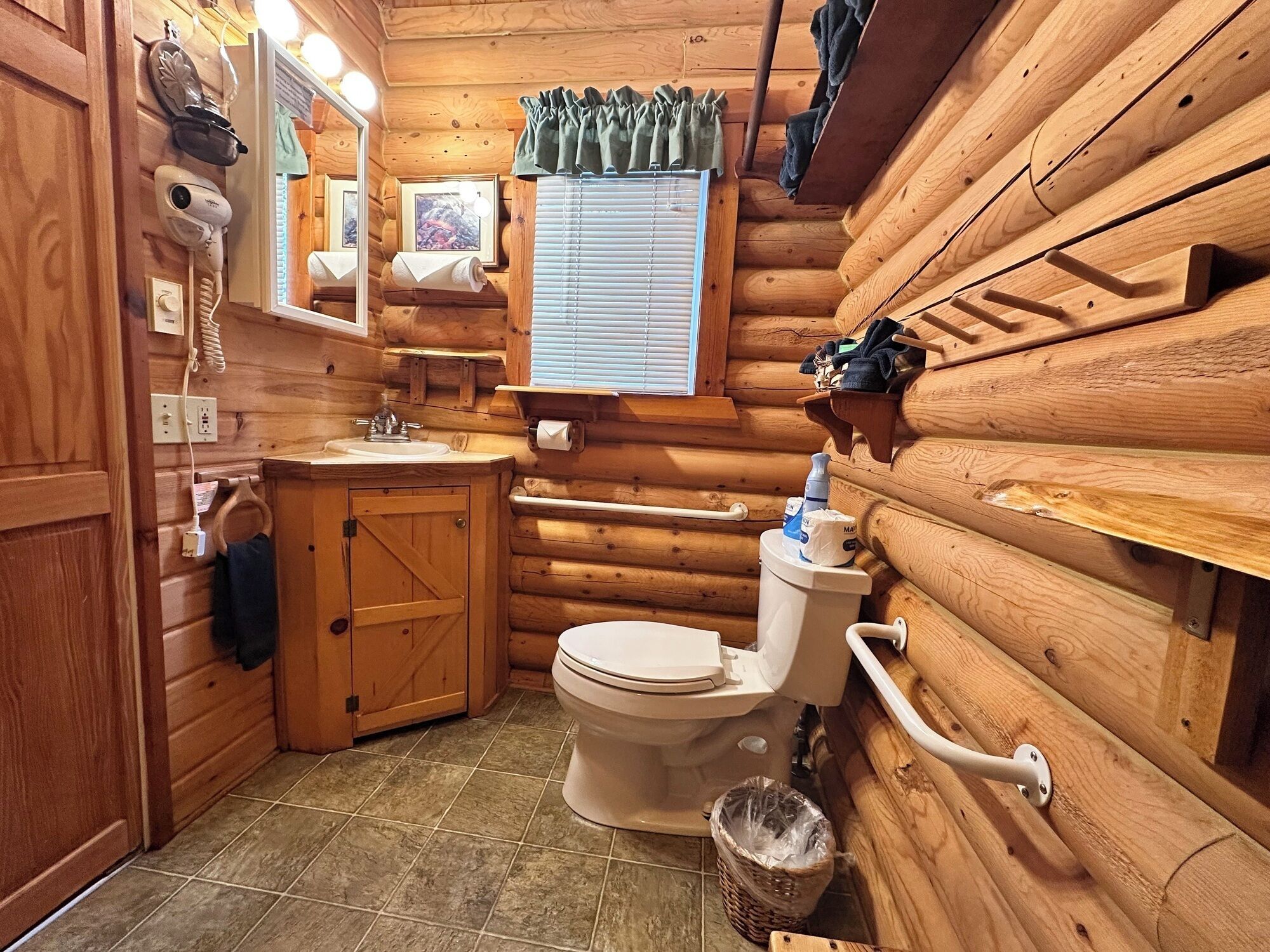 Regadera, secadora de cabello, toallas 