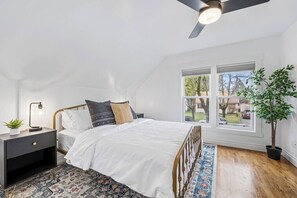 3 室のベッドルーム、旅行用ベビーベッド、WiFi、ベッドシーツ