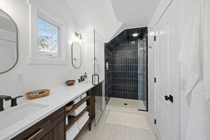 Een douche, een haardroger, shampoo