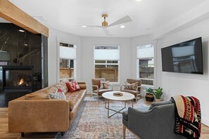 TV, caminetto, libri