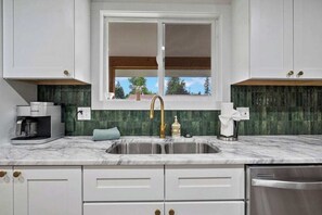 Fridge, microwave, oven, stovetop - Coeur d' Arcade - Family Funtime (Coeur d'Alene)