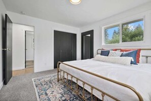 6 bedrooms, travel cot, WiFi, bed sheets - Fam Fun! 12 Plus! Arcade Games! Hot Tub! 5 min 2 Dwntwn! (Coeur d'Alene)