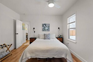 3 bedrooms, WiFi, bed sheets - Coeur d'Alene Hot tub & fun backyard @ Le French Cottage! (Coeur d'Alene)