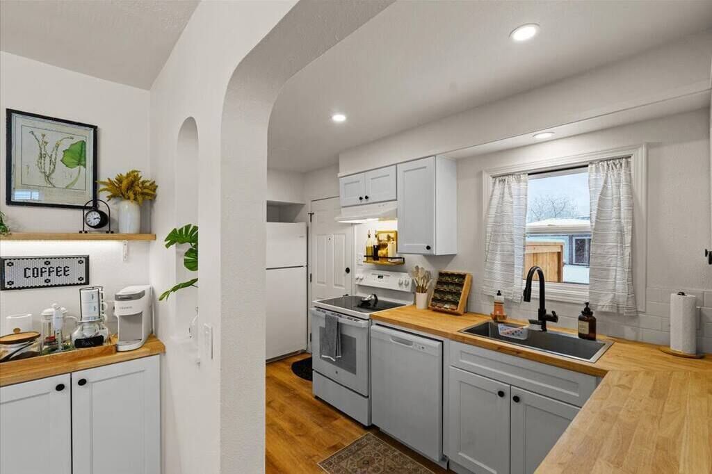 Kjøleskap, ovn, kokeplater og oppvaskmaskin