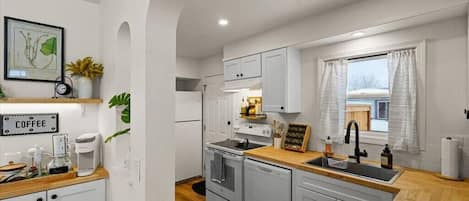 Fridge, oven, stovetop, dishwasher