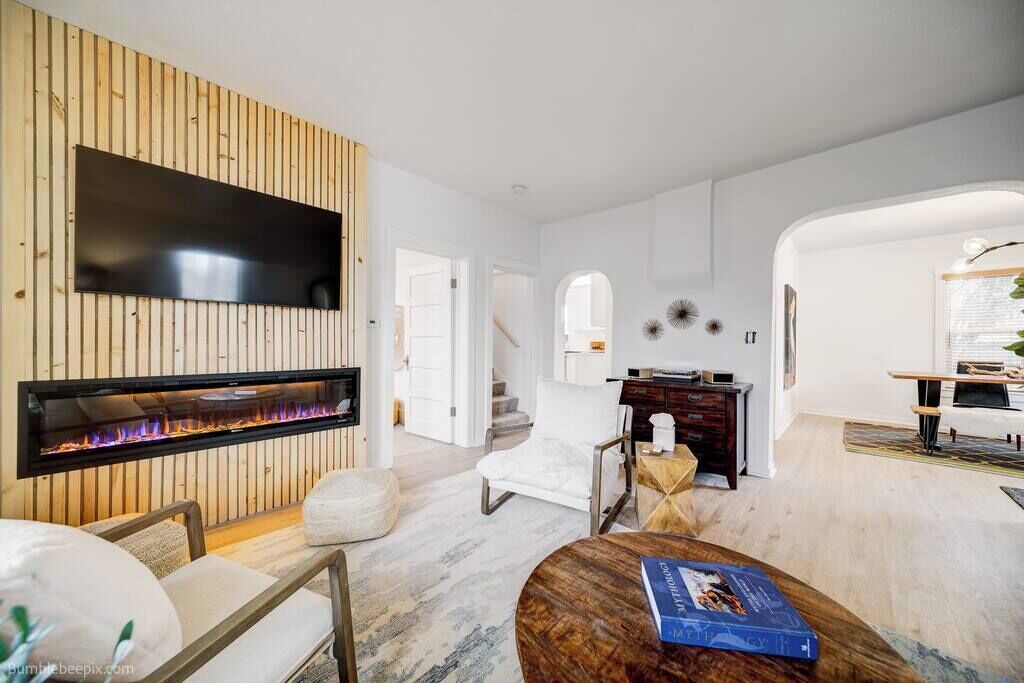 Televisión, chimenea, oficina