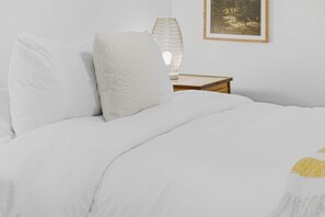 3 habitaciones, tabla de planchar con plancha, wifi y ropa de cama 