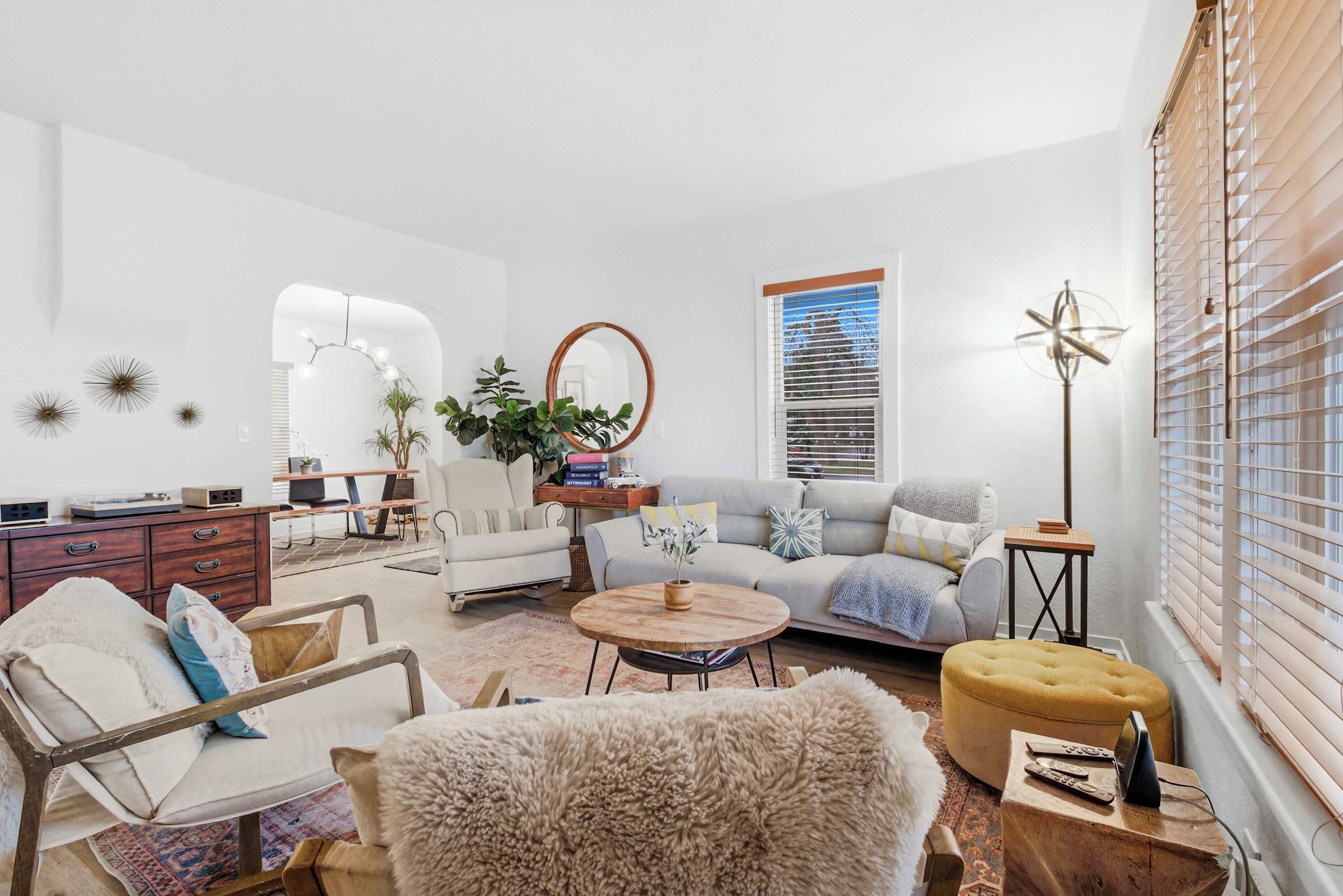 Televisión, chimenea y oficina 