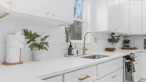 Kaffetrakter/tekoker, kjøleskap, mikrobølgeovn og ovn