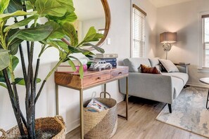 TV, peis og kontorer