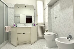 Een douche, een bidet, handdoeken