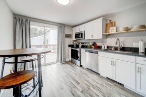 Fridge, microwave, oven, stovetop - Bright & modern 2 bedroom home w/ indoor fireplace (Coeur d'Alene)