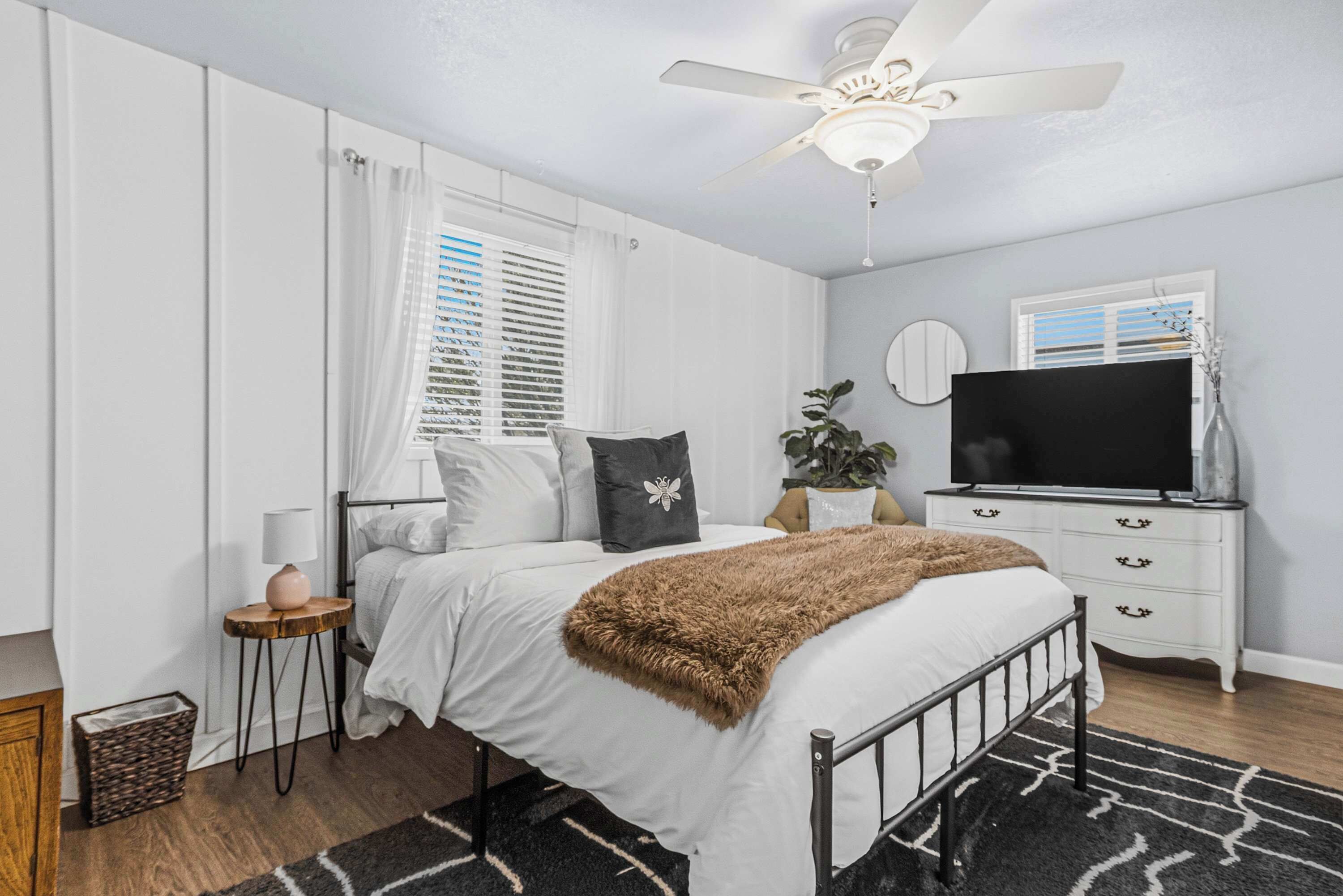 2 bedrooms, iron/ironing board, travel cot, WiFi