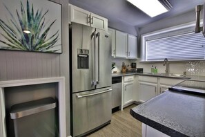 Fridge, microwave, oven, stovetop - Mountain bungalow near CDA attractions (Coeur d'Alene)