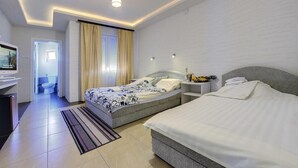 ห้องดีลักซ์ดับเบิลหรือทวิน, วิวสระว่ายน้ำ | มินิบาร์ฟรีบางอย่าง, ตู้นิรภัยในห้องพัก, โต๊ะทำงาน