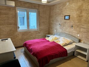 Deluxe-Doppel- oder -Zweibettzimmer, Poolblick | Minibar (mit einigen kostenlosen Artikeln), Zimmersafe, Schreibtisch