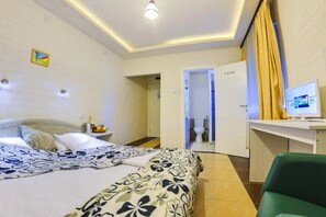 ミニバーのアイテム (無料)、セーフティボックス (室内)、デスク、ノートパソコン用作業スペース