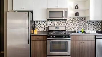 Micro-ondes, four, plaque de cuisson, lave-vaisselle