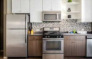 Mikrobølgeovn, ovn, kogeplade, opvaskemaskine