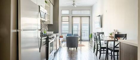 Microondas, horno, placa de cocina, lavavajillas