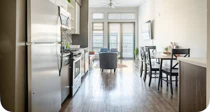 🎒 Boston Bound? Your Chic Base Camp is Here! 🗺️