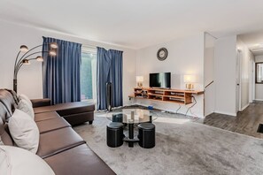 TV - Cozy Cottage with AC In Tobermory (Tobermory)