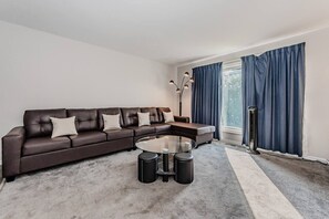 TV - Cozy Cottage with AC In Tobermory (Tobermory)