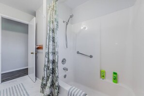 Bathroom - Cozy Cottage with AC In Tobermory (Tobermory)