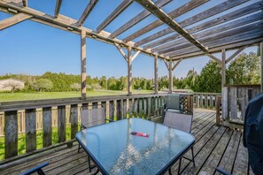 Outdoor dining - Cozy Cottage with AC In Tobermory (Tobermory)