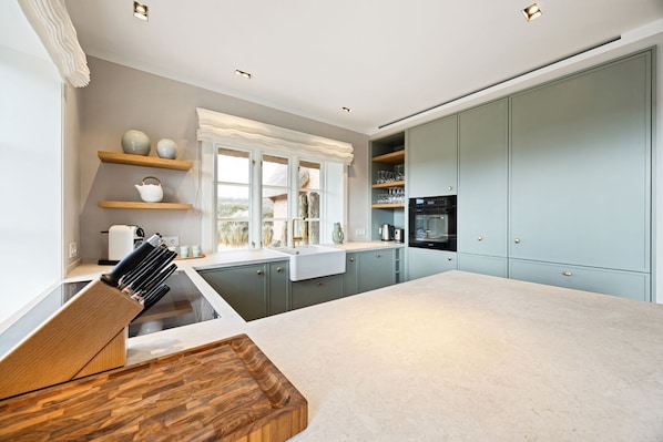 Fridge, oven, stovetop, dishwasher