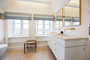 Secador de pelo, toallas y jabón