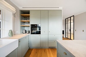 Frigorifero, forno, piano cottura, lavastoviglie