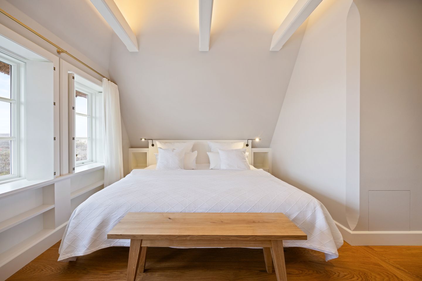 4 habitaciones, caja de seguridad en la habitación y escritorio 