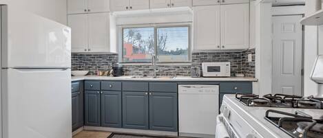 Køleskab, mikrobølgeovn, ovn, kogeplade