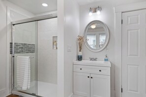 Shower, hair dryer, towels, soap - Vintage/Modern Design 3-bedroom house w/ WiFi, AC near Hospitals and Downtown (Modesto)