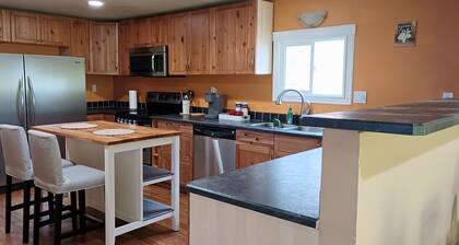 Quiet place to stay away from home, located in a very friendly area.