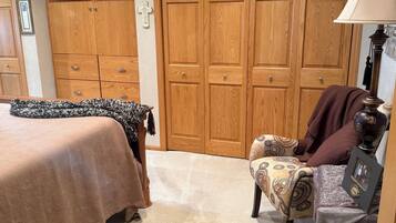 Tabla de planchar con plancha, wifi y ropa de cama