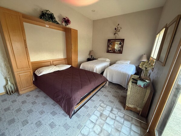 Tabla de planchar con plancha, wifi y ropa de cama