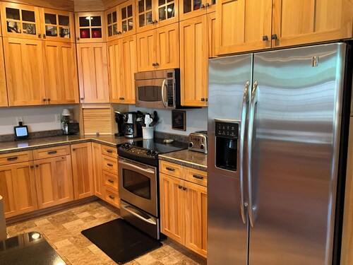  3-bedroom Home in downtown Huron with WiFi and AC, with heated attached garage.