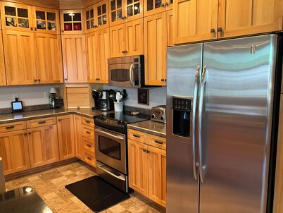 3-bedroom Home in downtown Huron with WiFi and AC, with heated attached garage.