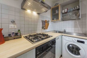 冷蔵庫、電子レンジ、オーブン、コンロ