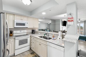 Kühlschrank, Mikrowelle, Herdplatte, Geschirrspüler