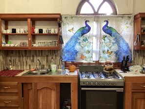 Refrigerador, horno, cafetera y tetera y periquera