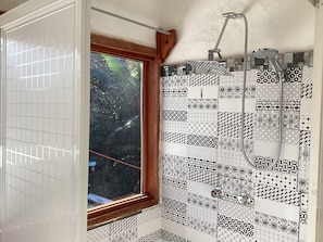 Douche, sèche-cheveux, bidet, serviettes fournies