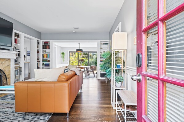 Smart TV, fireplace - Charming 3-bedroom house with WiFi, AC in welcoming Lake Worth Beach (Lake Worth Beach)