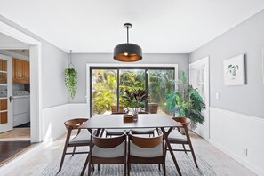 Dining - Charming 3-bedroom house with WiFi, AC in welcoming Lake Worth Beach (Lake Worth Beach)