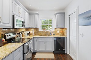 Microwave, oven, stovetop, dishwasher - Charming 3-bedroom house with WiFi, AC in welcoming Lake Worth Beach (Lake Worth Beach)