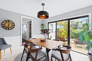 Dining - Charming 3-bedroom house with WiFi, AC in welcoming Lake Worth Beach (Lake Worth Beach)