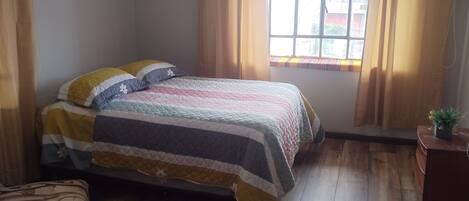 1 habitación, tabla de planchar con plancha y wifi